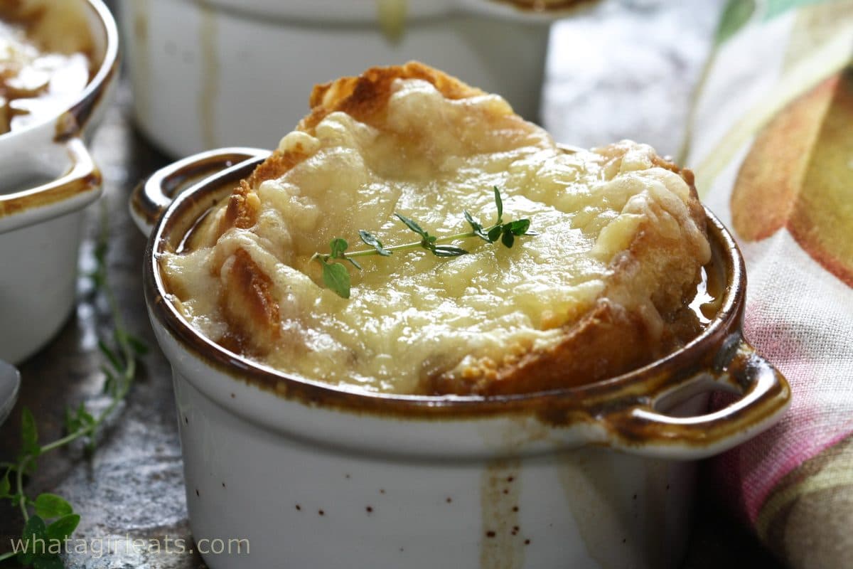 Soupe à l'Oignon Gratinée in an ovenproof crock